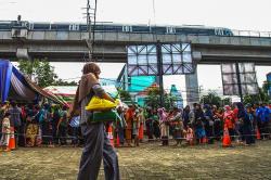 Beras Mahal! Ratusan Warga Serbu Operasi Pasar di Palembang