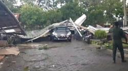 Puting Beliung di Sumedang Sapu Atap Makosat Brimob Polda Jabar hingga Timpa Mobil <