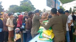 Ratusan Warga Serbu Operasi Pasar di Bangka Barat, Beras Rp53.000 per 5 Kilogram<