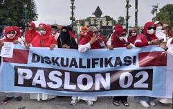 Demo di Istana Presiden Yogya, Emak-Emak Pukul Kentongan Teriak Tolak Pemilu Curang