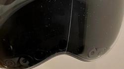Pemilik Apple Vision Pro Keluhkan Retakan Misterius di Kaca Depan, Diduga karena Panas Berlebih