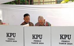 Wapres ke-6 RI Try Sutrisno Ikuti Pemungutan Suara Ulang di TPS 43 Menteng