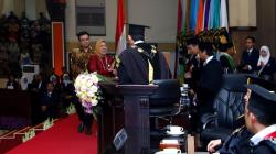Momen Haru Wisuda UB Malang, Orang Tua dan Sahabat Wakili Wisudawan yang Meninggal<