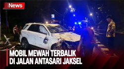  Mobil Mewah Terbalik di Jaksel Gegara Pengemudi Asik Bermain Ponsel 