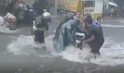 Banjir Terjang Jalan Candi Gebang-Ring Road Utara Sleman, Pemotor Berjatuhan