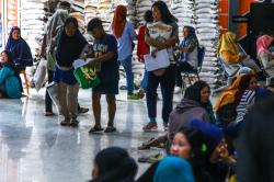 Pembagian Bantuan Beras 10 Kg untuk Keluarga Penerima Manfaat di Palembang