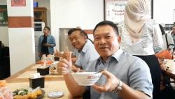 Pensiun dari TNI, Mantan KSAD Ini Buka Rumah Makan Bakso Mang Uka di Cimahi<