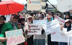 Demo di KPU Jabar, Forum Emak-Emak Jabar Prihatin Demokrasi Pemilu Dirusak<