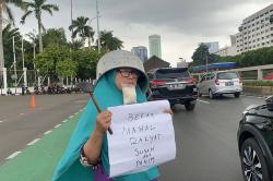 Belasan Emak-Emak Bawa Panci ke DPR, Protes Kenaikan Harga Kebutuhan Pokok