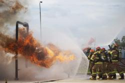 Kegigihan Pekerja Memadamkan Api dalam Lomba Fire Combat
