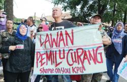 Ratusan Emak-Emak Demo KPU dan Bawaslu Jabar, Protes Kecurangan Pemilu 2024<