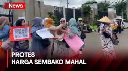 Emak-Emak Demo Berdaster sambil Bawa Panci Bolong, Keluhkan Harga Sembako Naik