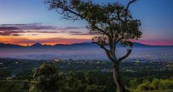 Mengenal Bukit Paling Cantik di Bandung, Malam Hari Pemandangannya Bikin Takjub!