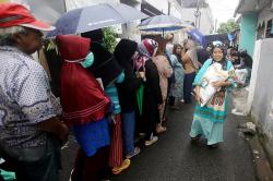 Warga Antre untuk Dapat Beras 10 Kg Gratis