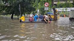 Kawasan Perkantoran Pulomas Banjir, Karyawan Ngantor Naik Perahu