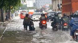 Banjir di Pulogadung Jaktim Imbas Hujan Deras, Sejumlah Sepeda Motor Mogok