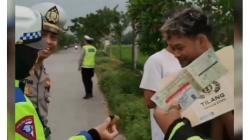 Kocak! 2 Remaja di Bojonegoro Boncengan Motor Bawa Jimat Antitilang, Endingnya Bikin Ngakak<