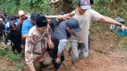 Petani Tewas Tertimbun Longsoran Tebing di Pondoksalam Purwakarta<