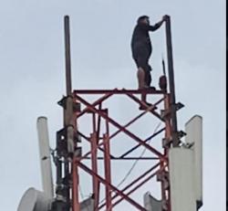 Bandung Geger, Pria Stres Panjat Tower 20 Meter Diduga Hendak Bunuh Diri