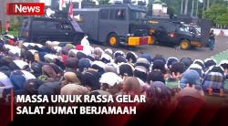 Massa Aksi Unjuk Rasa di Gedung DPR RI Gelar Salat Jumat Berjamaah