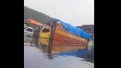 KM Indah Karam Dihantam Ombak, Mobil hingga Truk Mengapung di Danau Towuti
