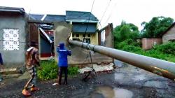 Angin Kencang, Pohon Tumbang dan Tiang Listrik Roboh Timpa Rumah Warga di Cirebon