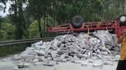 Kecelakaan di Jalan Raya Bayah, Truk Angkut Hebel Terguling