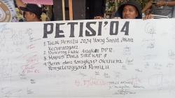 Demo di Kantor KPU Lebak, Massa Bikin Petisi Tolak Hasil Pemilu dan Dorong Angket DPR<