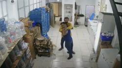 Perkelahian Sengit Karyawan Minimarket dengan Perampok di Pasuruan Terekam CCTV<
