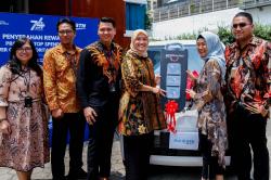 Penyerahan Hadiah Mobil dan Motor Listrik kepada Pemenang Program Top Spender Kartu Debit BTN Prioritas
