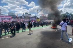 Massa Aksi Dukung Hak Angket Bakar Ban di Depan Gedung DPR