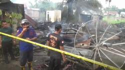 Api Berkobar, 3 Rumah di Bantaran Sungai Tanjung Balai Hangus Terbakar<