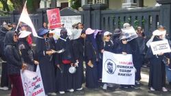 Emak-Emak Demo Protes Harga Sembako Mahal di DPRD Malang, Pukul Panci hingga Wajan<