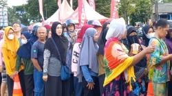 Pasar Murah Pemkab Bangka Barat Diserbu Warga, Rela Antre dari Pagi<