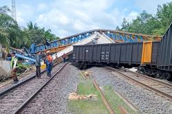 Crane Proyek Flyover Ambruk Timpa Kereta Api di Sumsel, 1 Pekerja Tewas