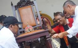 Demo Dukung Hak Angket di DPRD DIY Diwarnai Aksi Gergaji Kursi