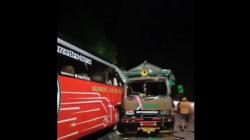Kecelakaan di Pantura Situbondo, Bus Adu Banteng dengan Truk 2 Sopir Luka Berat<