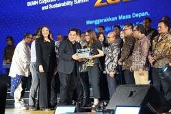 Erick Thohir Serahkan Penghargaan Best Corporate Action Handling kepada MIND ID
