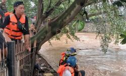 3 Santri Hilang Terseret Arus saat Berenang di Sungai Cikapundung Bandung