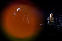 Penyanyi Legendaris Tom Jones Buka Konser Tur Ages & Stages di Jakarta 