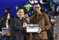 Darmawan Prasodjo Raih Best CEO of Communications, PLN Borong 12 Penghargaan BCOMSS 2024 