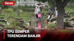 Peziarah Berjibaku Menuju TPU Semper yang Terendam Banjir