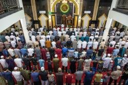 Suasana Salat Tarawih Pertama Ramadan 1445 H