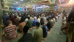 Potret Ribuan Jemaah Salat Tarawih Perdana di Masjid Agung Al Azhar