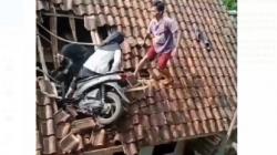 Viral 2 Remaja Perempuan Berboncengan Motor Nyangkut di Atap Rumah Warga, Evakuasi Dramatis