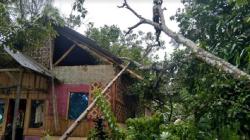 Hujan Disertai Angin Kencang di Lebak, Belasan Bangunan Rusak hingga Kubah Masjid Lepas<