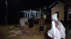 Ramadan di Muarojambi, Warga Salat Tarawih Perdana di Tengah Banjir<