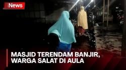 Banjir Meluas, Warga Palangka Raya Salat Tarawih di Aula Usai Masjid Terendam Air