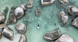 Pulau Cantik Tersembunyi di Bangka Belitung, di Pantainya Ada Batu Unik Mirip Kepala Burung