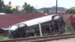 Avanza Ringsek Dihantam Kereta Api di Deli Serdang, 1 Orang Tewas<